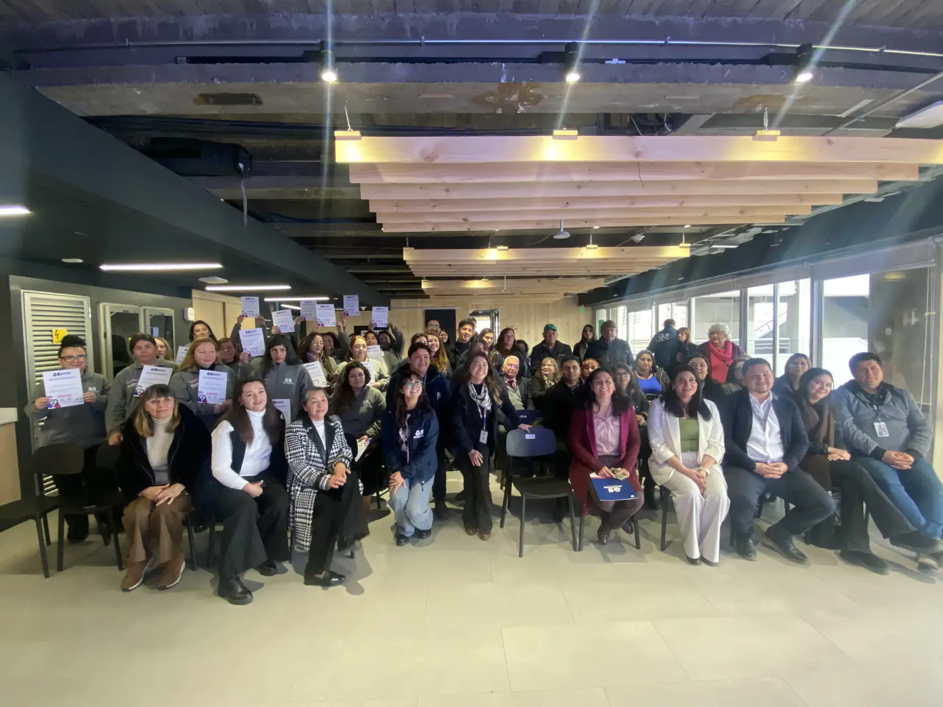 Gobierno de Santiago reconoce a equipo de limpieza que acompañó a personas cuidadoras del programa Cuidando a Quienes Cuidan