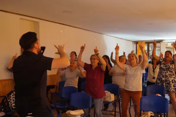 Baile al finalizar el taller de autocuidado