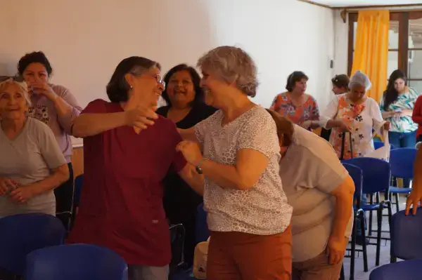 Personas cuidadoras abrazándose