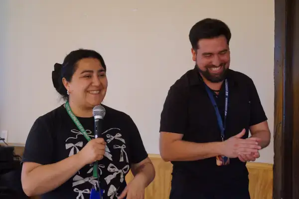 Cesare Gajardo y Loreto Morales, encargada de la Oficina de Discapacidad de la Municipalidad de El Monte