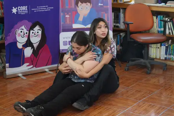 Sanka Panes y Catalina Muñoz demostrando cómo calmar una crisis.