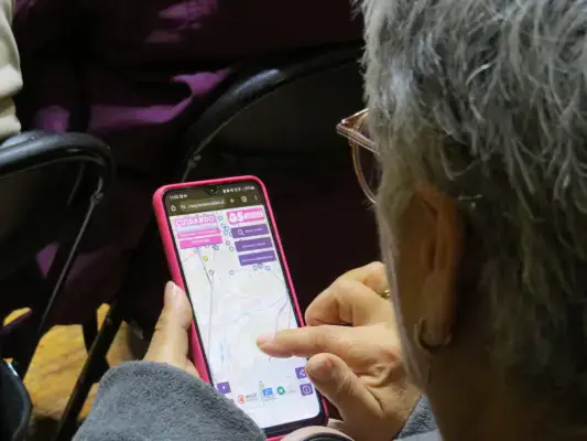Persona cuidadora revisando el Mapa Regional de Cuidados