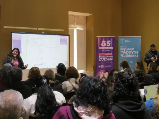 Viviana Reyes, coordinadora del programa presentando el Mapa Regional de Cuidados