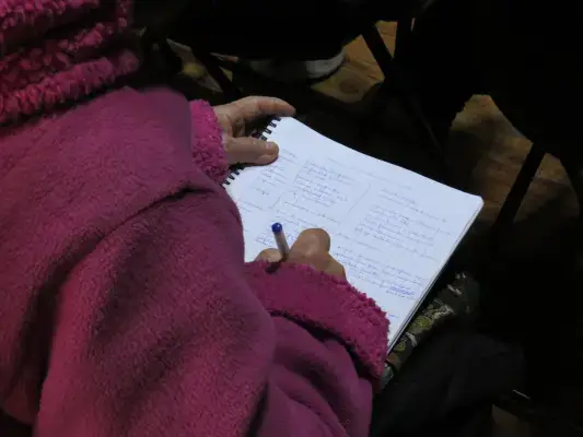 Persona cuidadora anotando las estrategias de autocuidado