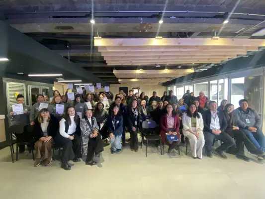 Gobierno de Santiago reconoce a equipo de limpieza que acompañó a personas cuidadoras del programa Cuidando a Quienes Cuidan