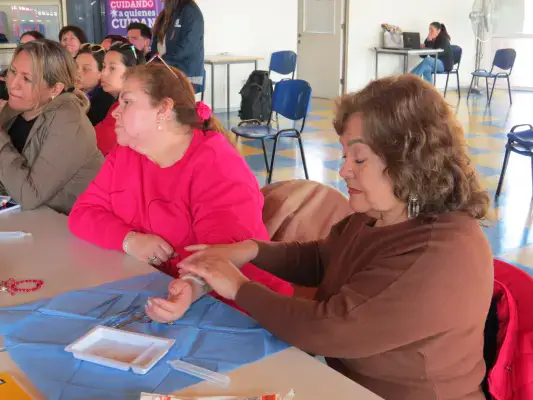Personas cuidadoras aprendiendo vendaje