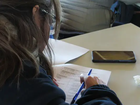 Persona cuidadora tomando la prueba