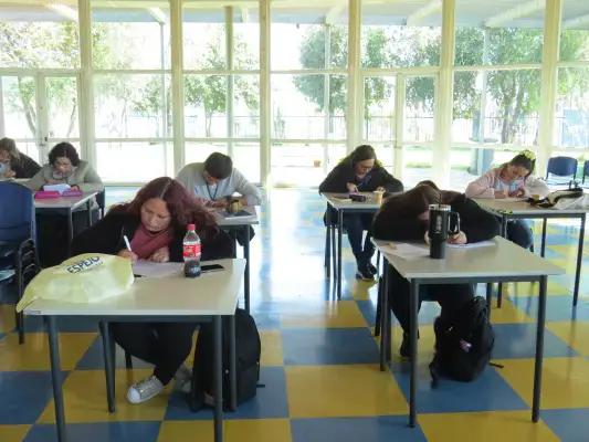 Personas cuidadoras haciendo la prueba para la certificación de primeros auxilios