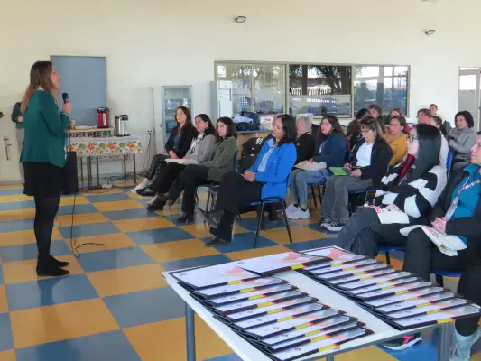 Nicole Saéz representando al Gobierno de Santiago y al programa Cuidando a Quienes Cuidan
