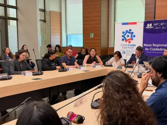 Autoridades en la Formalización de la Mesa de Cuidados Metropolitana.