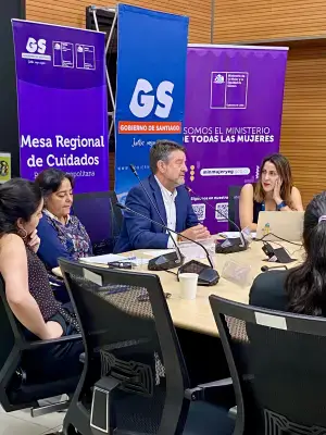 Nicole Saéz, Secretaria Ejecutiva de la Mesa Regional de Cuidados y jefa de la División de Desarrollo Social y Humano del Gobierno de Santiago; y Claudio Orrego, Gobernador de Santiago.