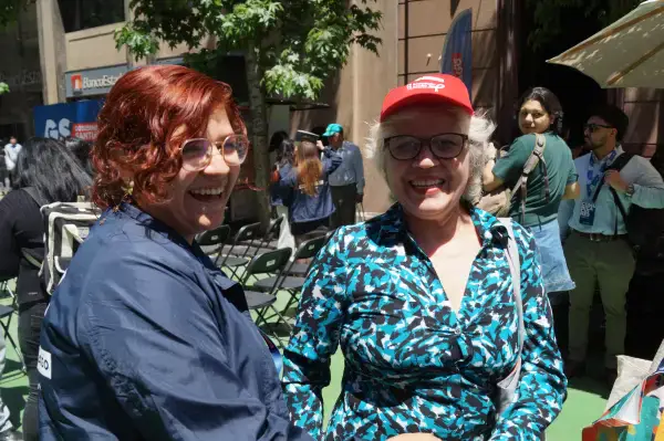 Funcionaria de equipo sociosanitario y usuaria