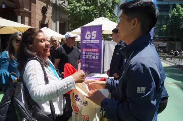 Funcionario sociosanitario con persona cuidadora