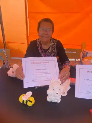 Asistente con su diploma